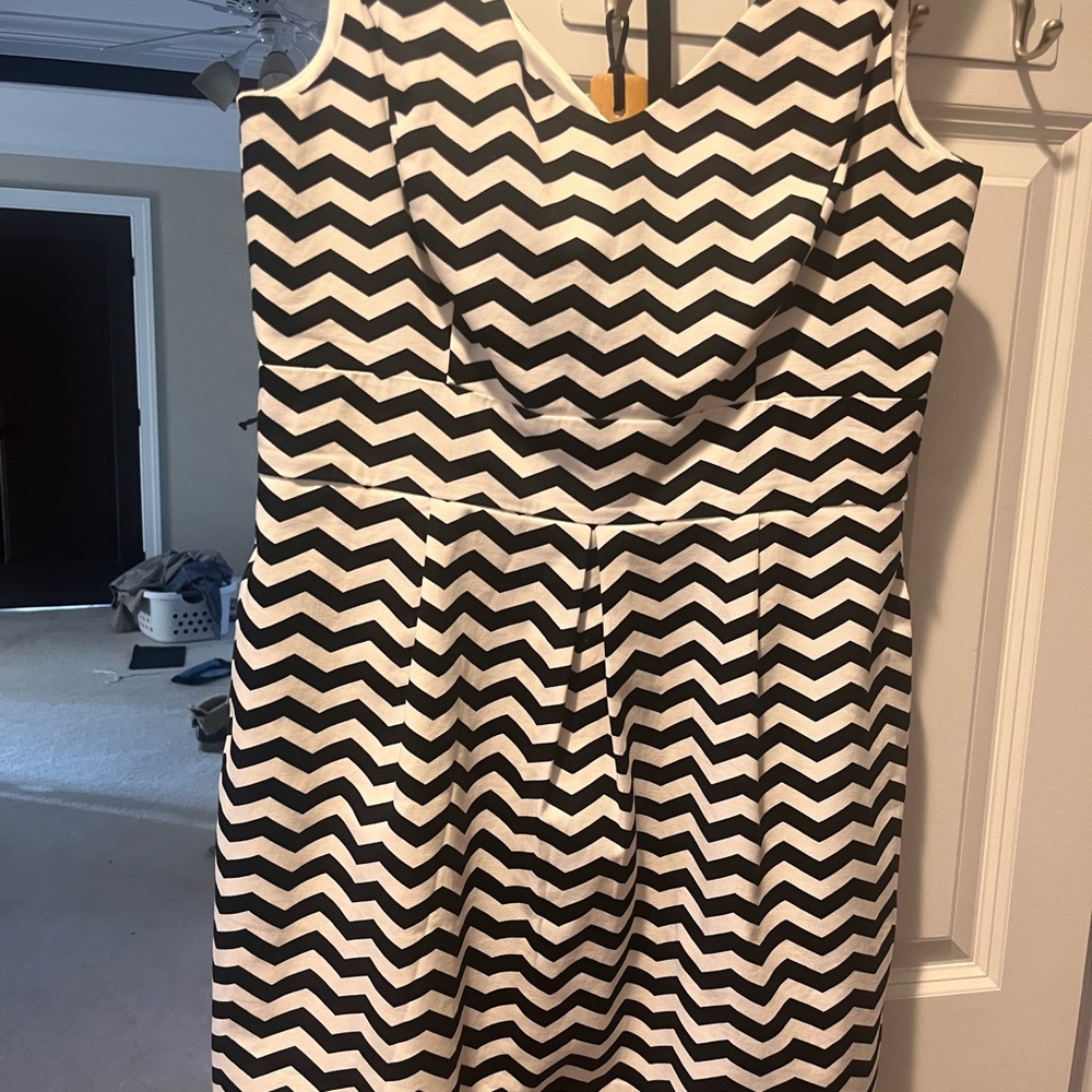 White House Black Market cute zig zag mini dress with black belt.